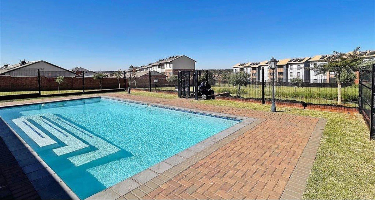 Modern 2 Bedroom Ground Floor Apartment to Rent in Crescent Glades Estate