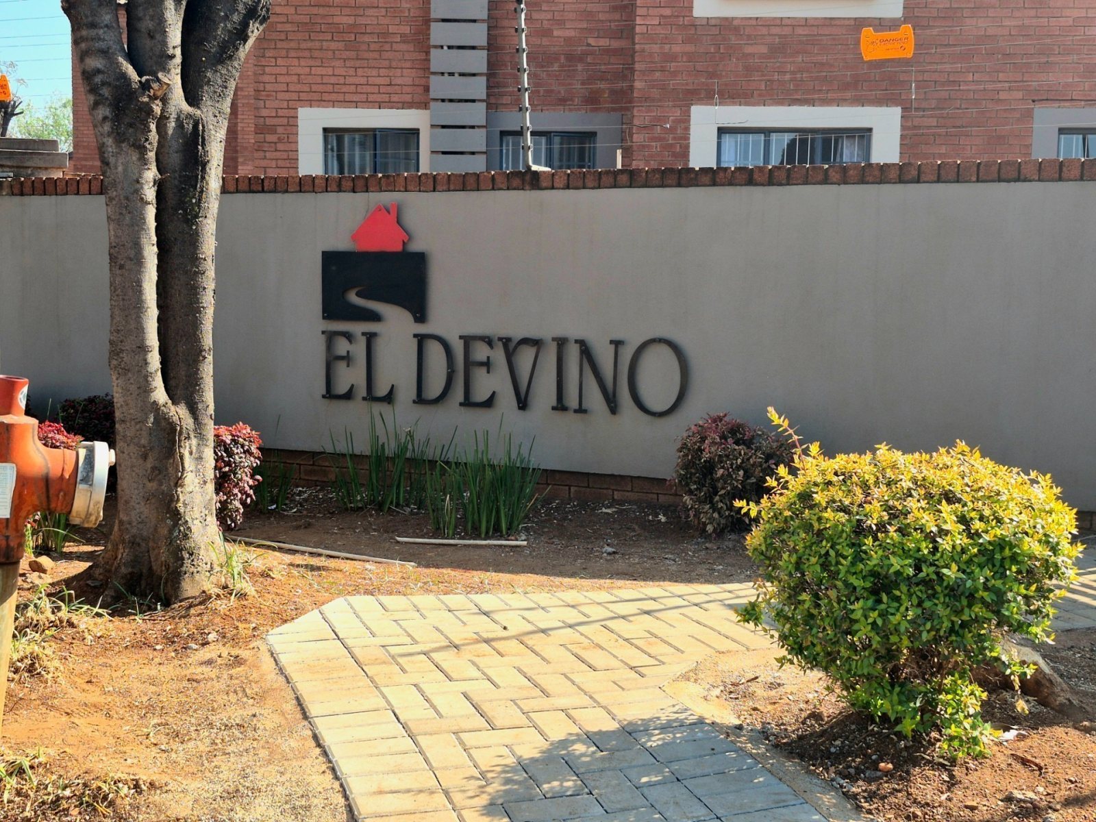 Very Spacious 3 Bedroom Ground Floor Apartment with Double Garage to Rent in El Devino, Die Hoewes